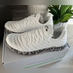 NIB Women's APL TechLoom Wave Mesh Sneakers White/Asteroid/Leopard Size 8